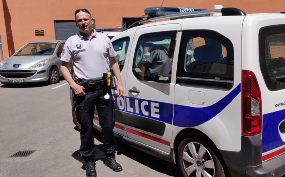 Students Francijā nokavē autobusu, sasit mašīnu, bet ar policijas palīdzību paspēj uz eksāmenu