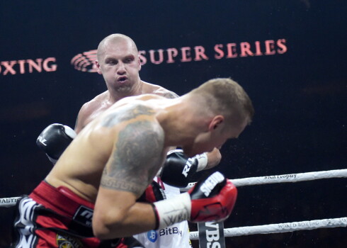 Latvijas bokseris Mairis Briedis (no kreisās) un poļu bokseris Krištofs Glovackis (Krzysztof Glowacki) ringā, kur cīnās Pasaules boksa supersērijas (WBSS) pusfinālā smagajā svarā (līdz 90,7 kilogramiem) "Arēnā Rīga".