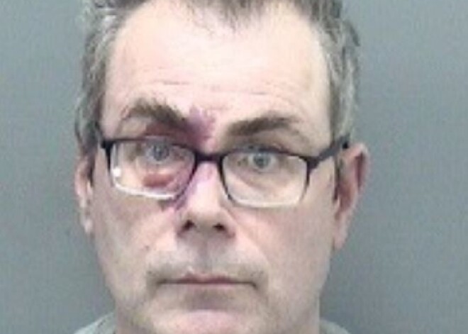 Draudot ar banānu, uz ielas izlikts vīrietis Anglijā aplaupa banku, lai nokļūtu cietumā