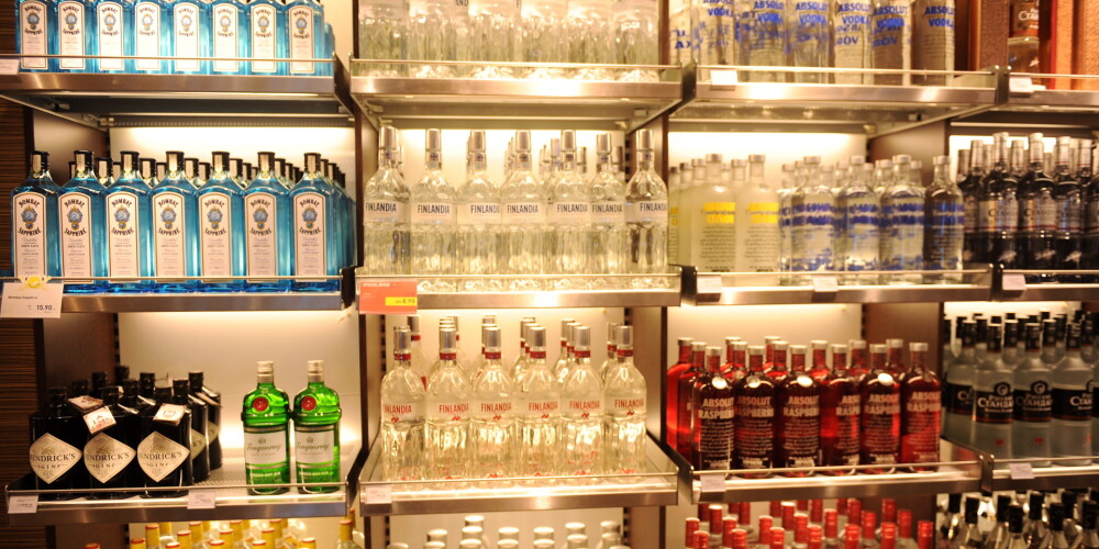 Saeima ceturtdien lems par akcīzes nodokļa samazināšanu stiprajam alkoholam