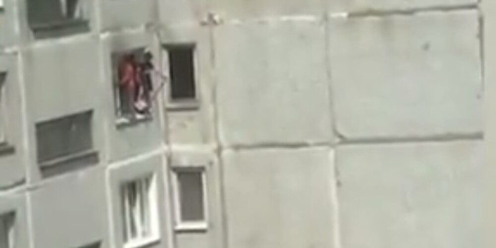 Шокирующее видео: двое детей уцепились за карниз 8-го этажа, чтобы спастись от пожара