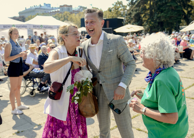 Tā atpūšas seniori festivālā “Zelta ritmi”. BILDĒS