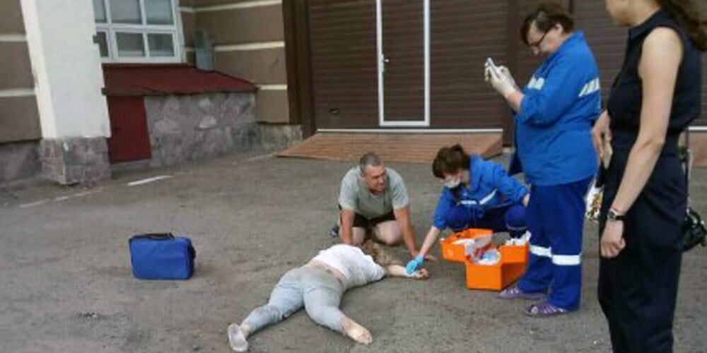 Ужасное видео: женщина разбилась насмерть, выпав из окна многоэтажки