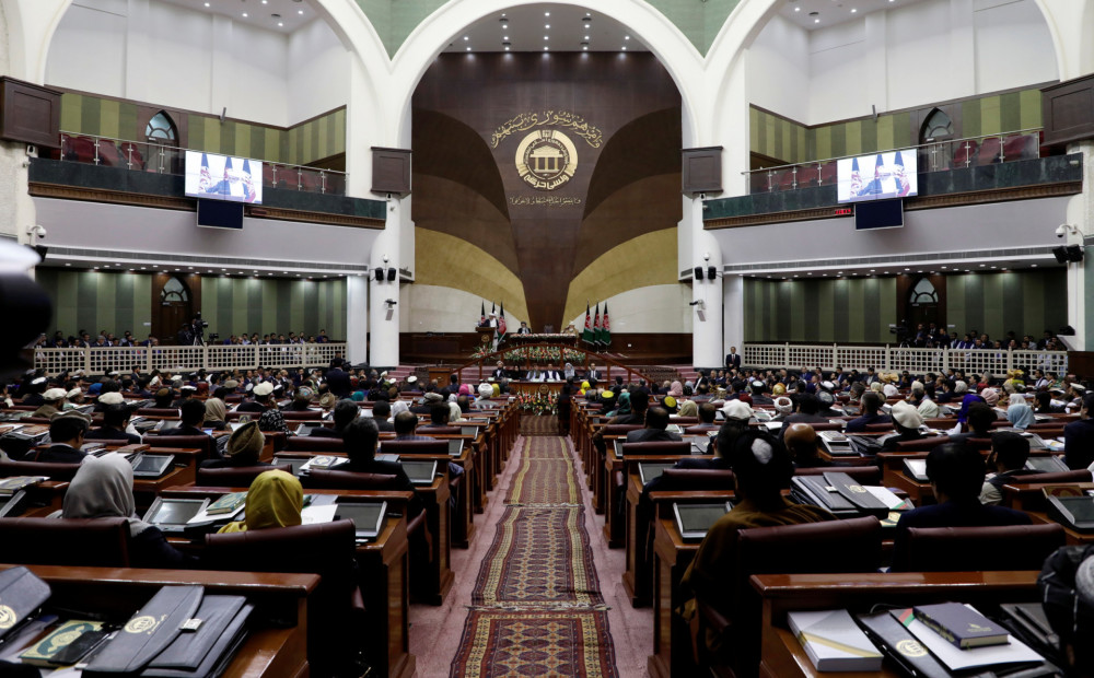 VIDEO: Afganistānas parlamentā izceļas pamatīgs tracis - deputāti pat lauž krēslus