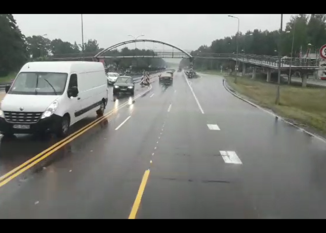 Видео: автоводитель удивлен чудесами регулировки на дороге из Юрмалы в Ригу