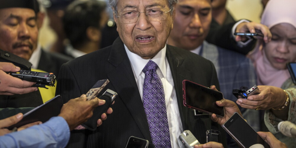 Malaizijas premjers pauž neapmierinātību par Malaizijas aviolainera notriekšanas izmeklēšanu