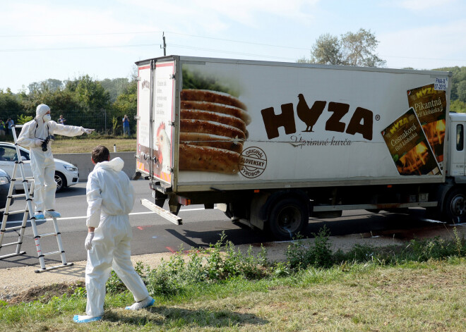 Ungārijā uz mūžu notiesā cilvēku kontrabandistus, kuru dēļ refrižeratorā nomira 71 bēglis