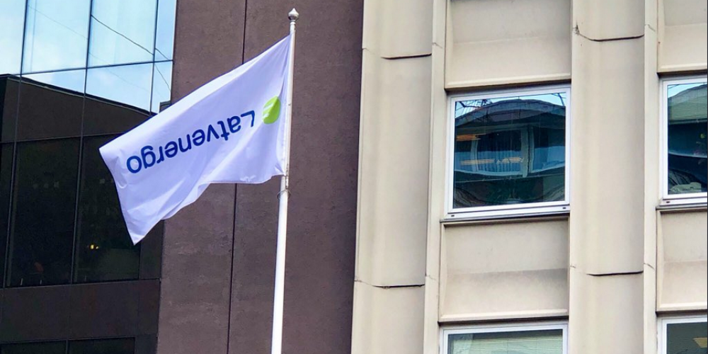 Dienas bilde: karogs pie “Latvenergo” ēkas apgriezts kājām gaisā