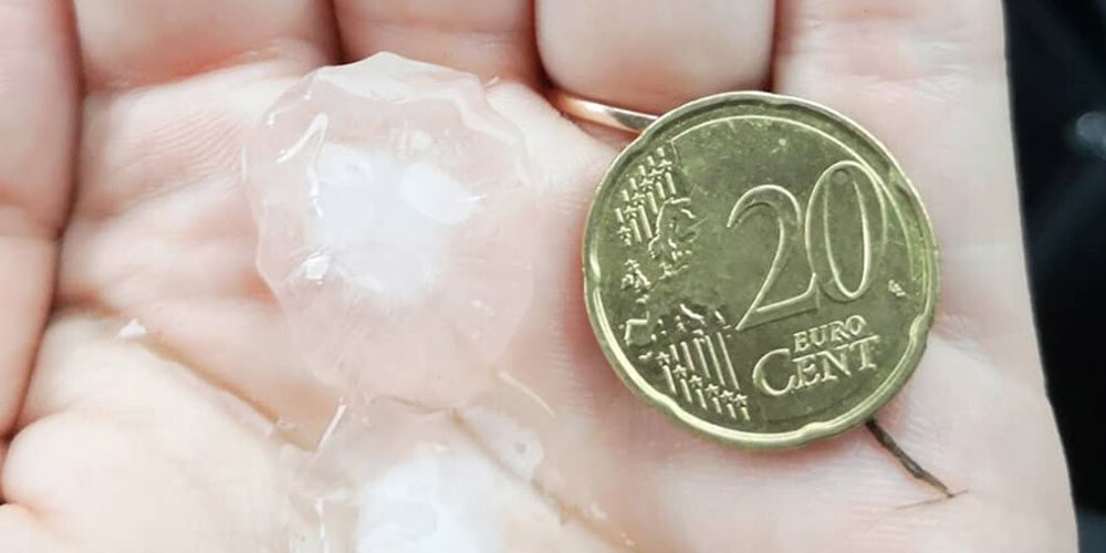 Iedzīvotāji soctīklos dalās ar iespaidīgām negaisa bildēm: pie Jelgavas kritusi krusa 20 centu monētas lielumā
