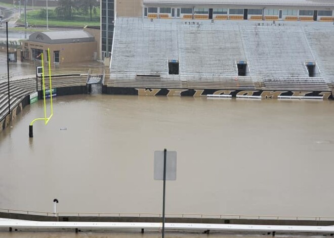 Neparasts skats: pēc spēcīgām lietavām Mičiganas Universitātes stadions kļuvis par peldbaseinu