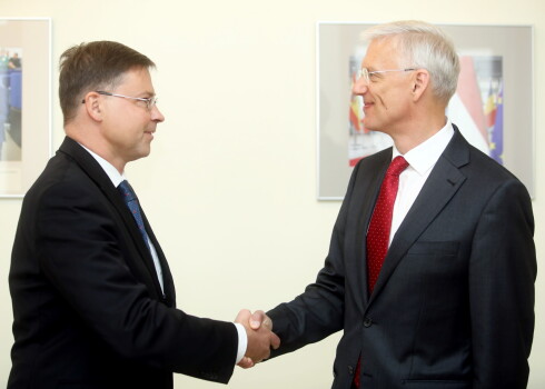 Kariņš cer, ka Dombrovskis arī turpmāk ieņems vadošu amatu EK