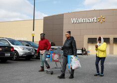 Cilvēki pie "Walmart" veikala Čikāgā.