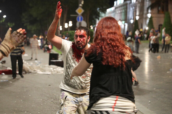 Ceturtdien Tbilisi ielās bija izgājuši aptuveni 10 000 cilvēku. Demonstrantu izklīdināšanai policija izmantoja asaru gāzi, ūdensmetējus un gumijas lodes.