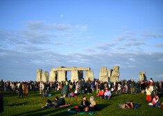 Cilvēki pirms rītausmas piepildīja ikonisko 4500 gadu veco akmens loku, lai godinātu gada garāko dienu Ziemeļu puslodē.