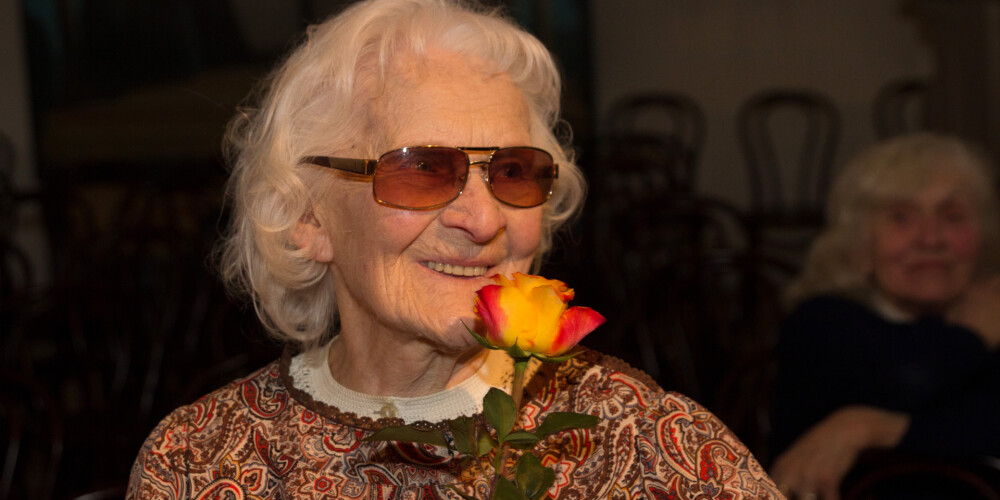 Latviešu visvecākā aktrise 100 gadu vecumā strādā par izvadītāju