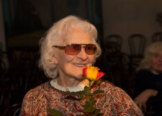 Latviešu visvecākā aktrise 100 gadu vecumā strādā par izvadītāju