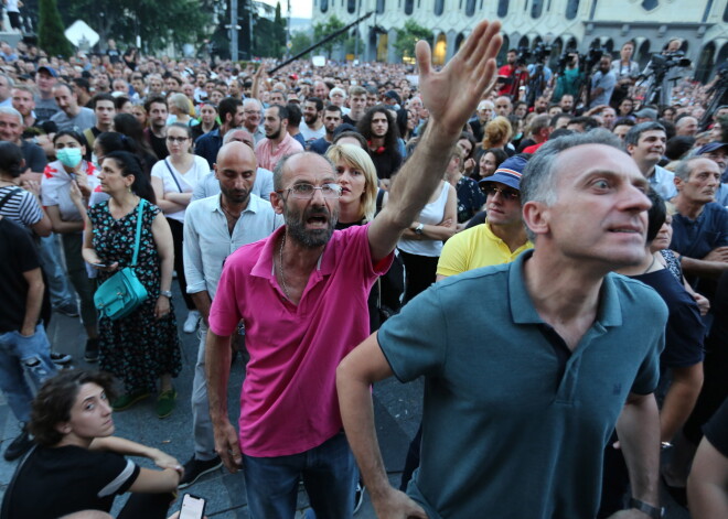 Gruzijā turpinās protesti, neraugoties uz parlamenta spīkera atkāpšanos