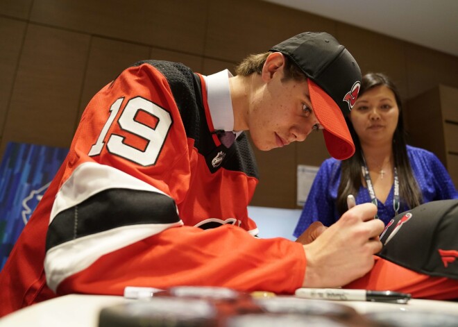 "Devils" NHL draftā ar pirmo numuru izvēlas Hjūzu; Kako nonāk "Rangers" paspārnē