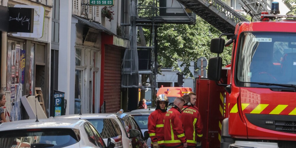 Sestdienas rītā izcēlies ugunsgrēks daudzdzīvokļu ēkā Parīzē - trīs bojāgājušie un 28 ievainotie