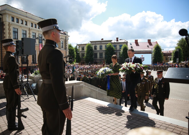 FOTO: ar Vējoņa un Kaljulaidas klātbūtni vērienīgi godina Cēsu kauju simtgadi