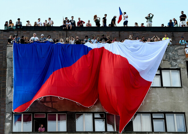 Čehu tauta pieprasa sava premjera demisiju - akcija gandrīz tik plaša kā 1989.gada revolūcija