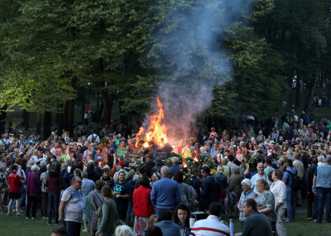 FOTO: tūkstošiem rīdzinieku skaisti nolīgo Dzegužkalnā