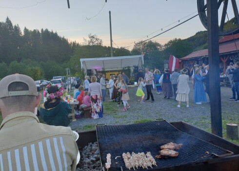 FOTO: Norvēģijas latvieši Līgo nosvin īstā zaļumballē kopā ar Andri Ērgli