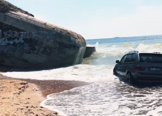 Видео дня: в Лиепае BMW X5 "искупался" в море