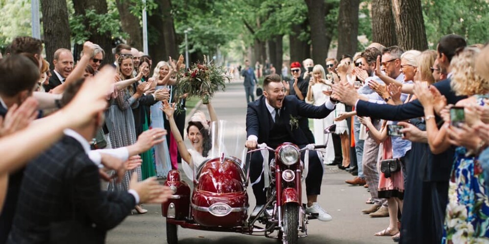 Šovmenis Kaspars Breidaks kļuvis par precētu vīru - jaunajā dzīvē iebrauc uz motocikla ar blakusvāģi