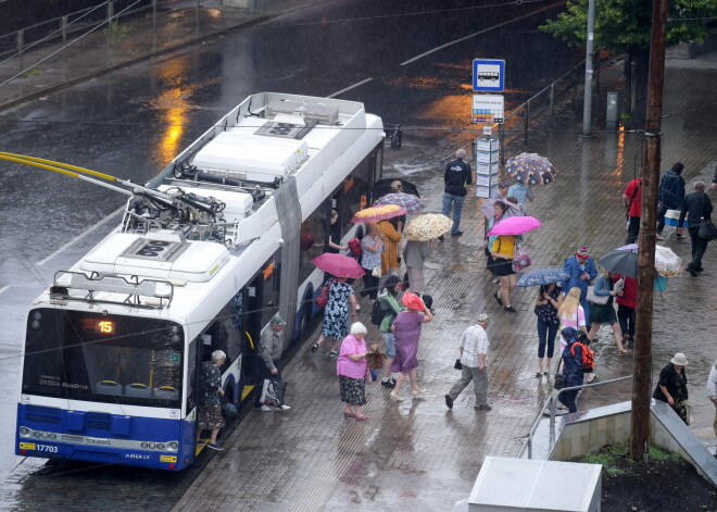 "Rīgas satiksme" atsevišķos maršrutos pasažieru iekāpšanu plāno organizēt tikai pa priekšējām durvīm