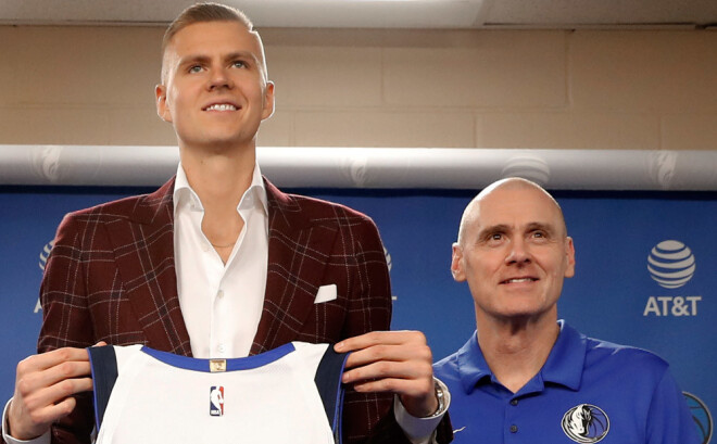 Kristaps Porziņģis ar "Mavericks" galveno treneri Riku Kārlailu. 