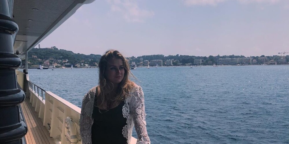 24-летняя дочь Романа Абрамовича показала фигуру в купальнике во время отдыха на яхте