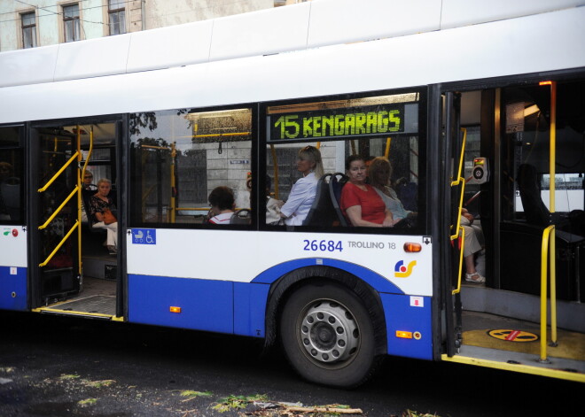 "Rīgas satiksme" skaidro, ko cer panākt, ļaujot transportā iekāpt tikai pa priekšējām durvīm