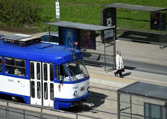 Vairākās pietuvietās Rīgā uzstādīs tablo ar reālo transportlīdzekļu pienākšanas laiku