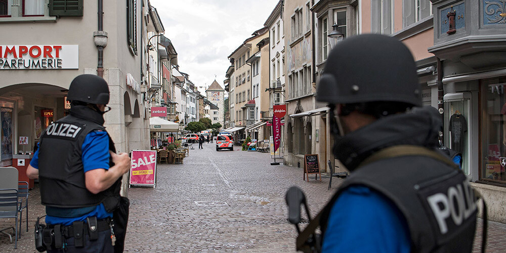 Krāpnieki Šveicē, tēlojot policistus, izmāna sievietei 3,3 miljonus eiro