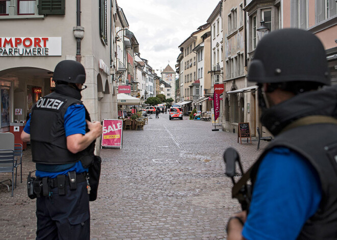 Krāpnieki Šveicē, tēlojot policistus, izmāna sievietei 3,3 miljonus eiro