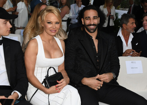 Pamela Andersone savu draugu nosauc par “monstru” un šķiras no viņa