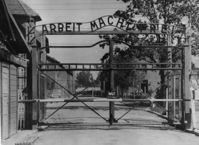 (Asociatīvs foto) Aušvicas koncentrācijas nometnes ieejas vārti ar uzrakstu "Arbeit macht frei" (Darbs dara brīvu).