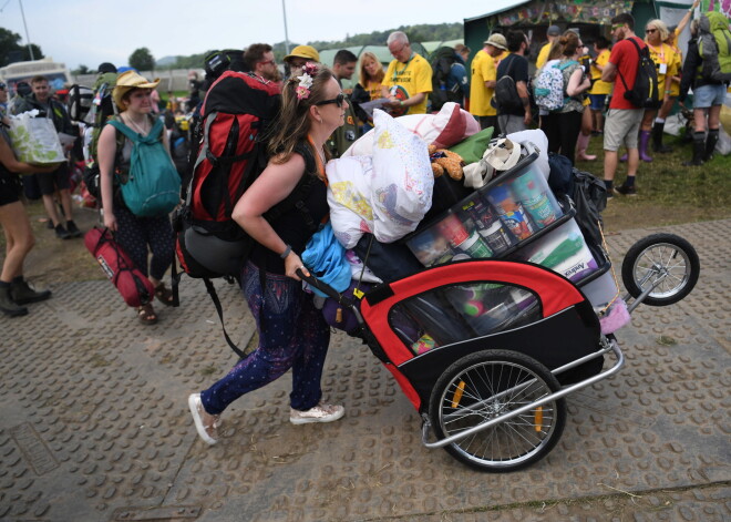 Tūkstoši steidz ieņemt leģendārā Glastonberijas festivāla telšu pilsētiņu