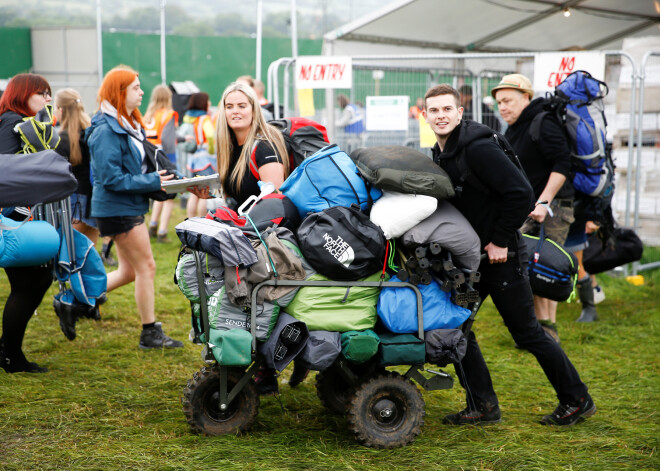 Vārti ir vaļā: tūkstoši steidz ieņemt leģendārā Glastonberijas festivāla telšu pilsētiņu