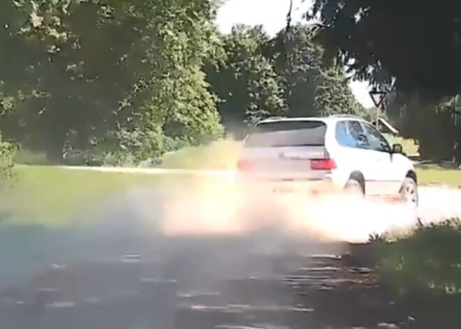 VIDEO: policija Alūksnē veic pakaļdzīšanos - BMW X5 šoferis pārsēžas labajā pusē un noliedz, ka būtu vadījis auto