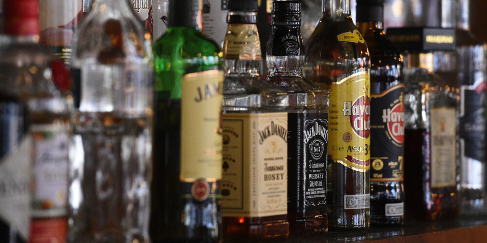 Парламентская комиссия одобрила снижение акциза на крепкий алкоголь на 15% до конца февраля будущего года