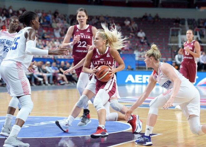 Uļas Semjonovas klātbūtnē mūsu meitenes EČ zaudē britu basketbolistēm