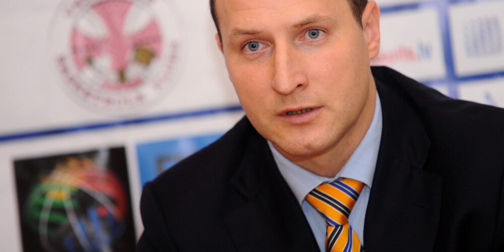 44 gadus vecais Roberts Štelmahers iepriekšējos divus gadus vadīja pašmāju komandu "Ventspils", bet šobrīd viņa līgums ir noslēdzies.