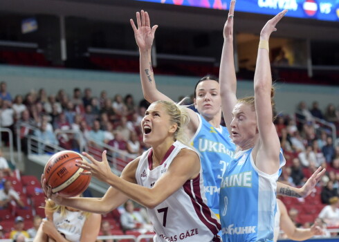 Latvijas sieviešu basketbola izlases spēlētāja Elīna Dikeulaka Eiropas čempionāta spēles basketbolā sievietēm laikā, kurā tiekas ar Ukrainas valstsvienību "Arēnā Rīga".