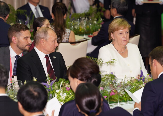 VIDEO: Putins G20 samita vakariņās ieradies ar savu krūzi