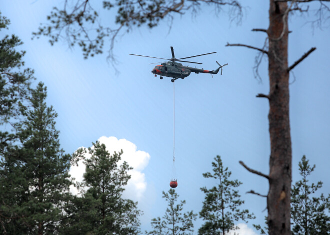 Latvijas NBS helikopters palīdz dzēst kūdrāju ugunsgrēku Lietuvā