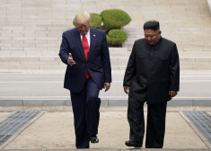 Tramps Korejas demilitarizētajā zonā tiekas ar Kimu un sper kāju Ziemeļkorejā