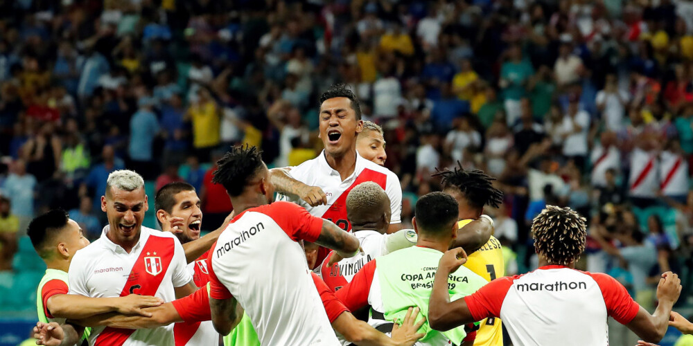 Peru futbolisti priecājas par panākumu.