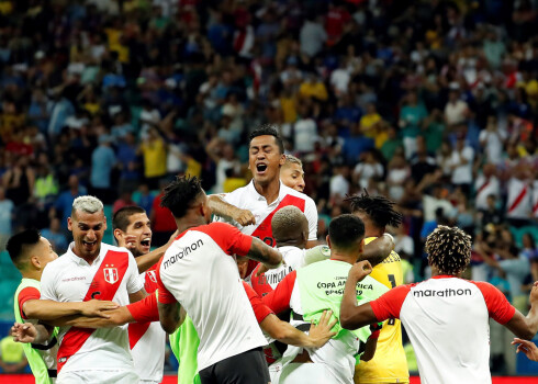 Peru futbolisti priecājas par panākumu.